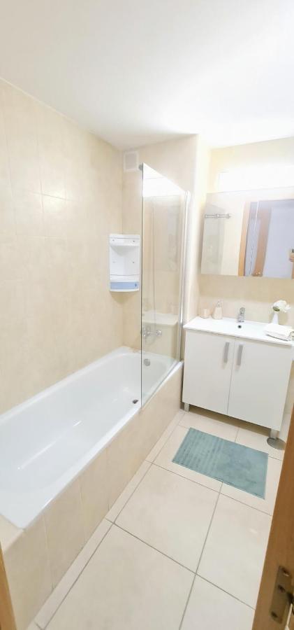 Hospedagem domiciliar Beautiful Bedroom With Private Bathroom *
